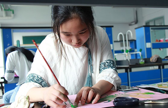 葉脈還能變書簽？衢州學(xué)院化學(xué)實(shí)驗(yàn)室也有“詩情畫意”