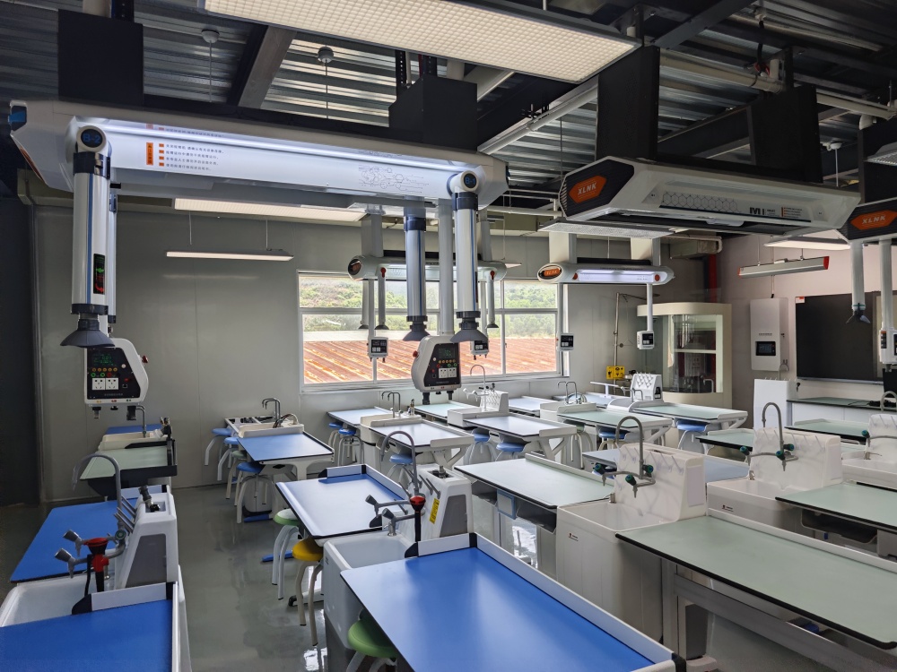 智能吊裝實(shí)驗(yàn)室與傳統(tǒng)實(shí)驗(yàn)室相比，具有以下顯著優(yōu)勢(shì)：