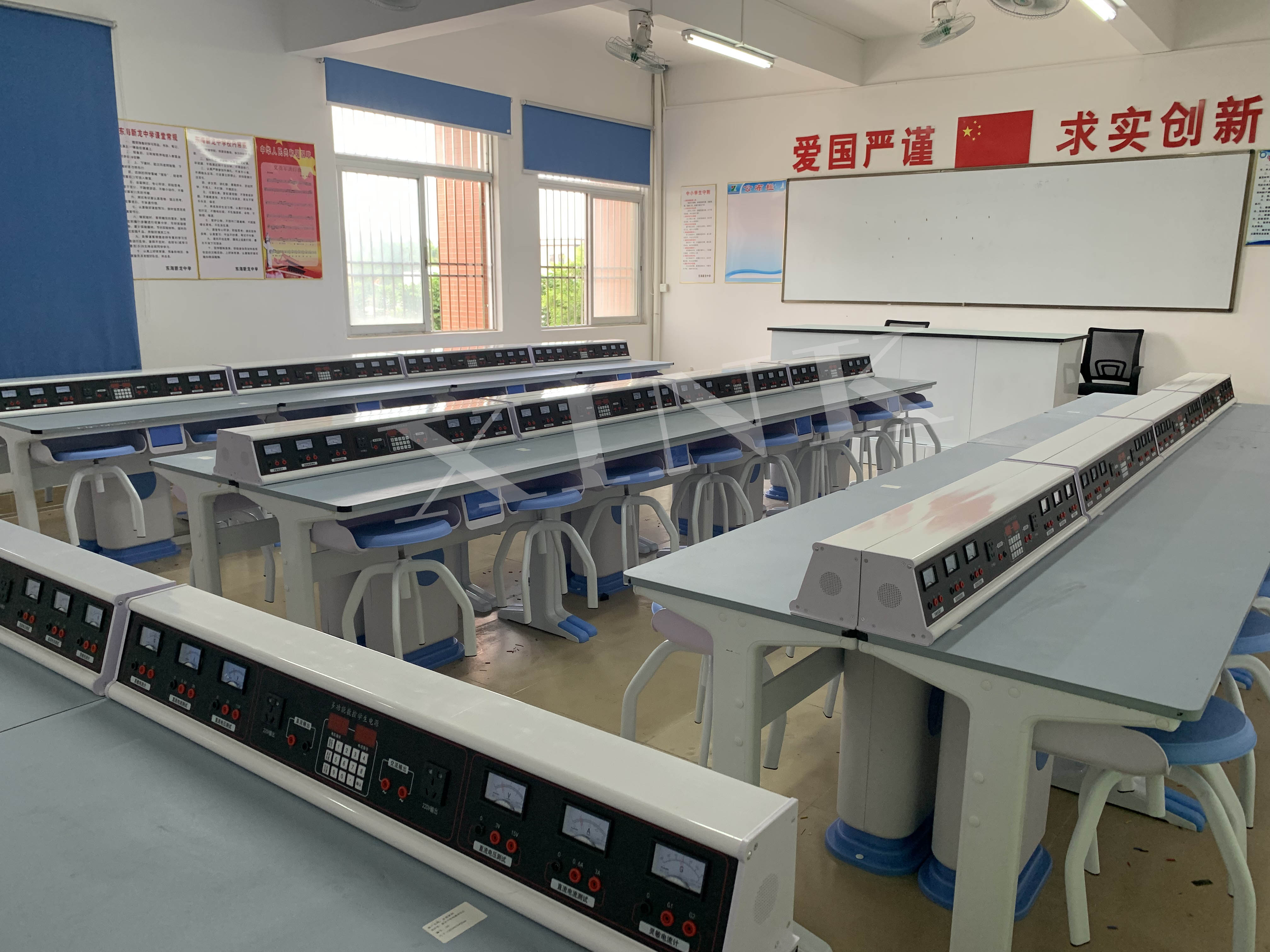 電學(xué)<a href='http://m.ombuyer.com/' target='1' style='font-size:14px; font-weight:bold; color:#0080ff;'>物理實(shí)驗(yàn)室</a>