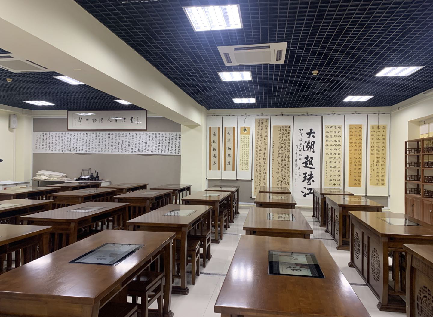 <a href='http://m.ombuyer.com/chanpin/57-1.html' target='1' style='font-size:18px; font-weight:bold; color:#000000;'>書法室</a>