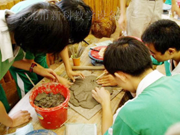 <a href='http://m.ombuyer.com/chanpin/55-1.html' target='1' style='font-size:18px; font-weight:bold; color:#000000;'>陶藝功能室</a>2