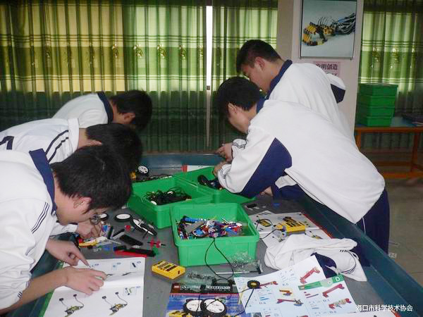 <a href='http://m.ombuyer.com/chanpin/60-1.html' target='1' style='font-size:18px; font-weight:bold; color:#000000;'>機(jī)器人功能室</a>2