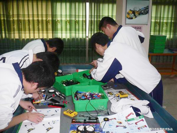 <a href='http://m.ombuyer.com/chanpin/60-1.html' target='1' style='font-size:18px; font-weight:bold; color:#000000;'>機(jī)器人功能室</a>